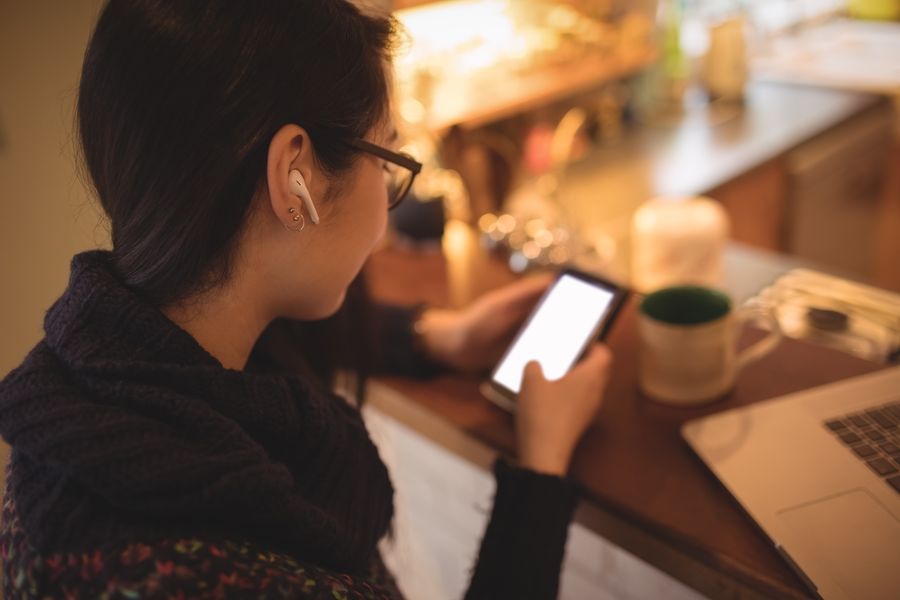 Žena si večer doma cez mobil rezervuje termín online, aj keď je prevádzka už zatvorená Žena si večer doma cez mobil rezervuje termín online, aj keď je prevádzka už zatvorená